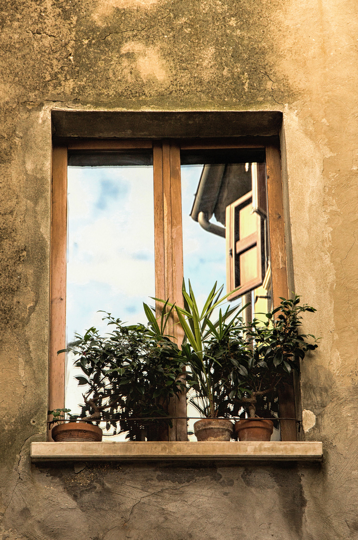 Fenster zum dunklen Hof