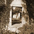 Fenster zum Innenhof  in die Ruine der alten Grasyma-Steinverarbeitung in Weißenstadt