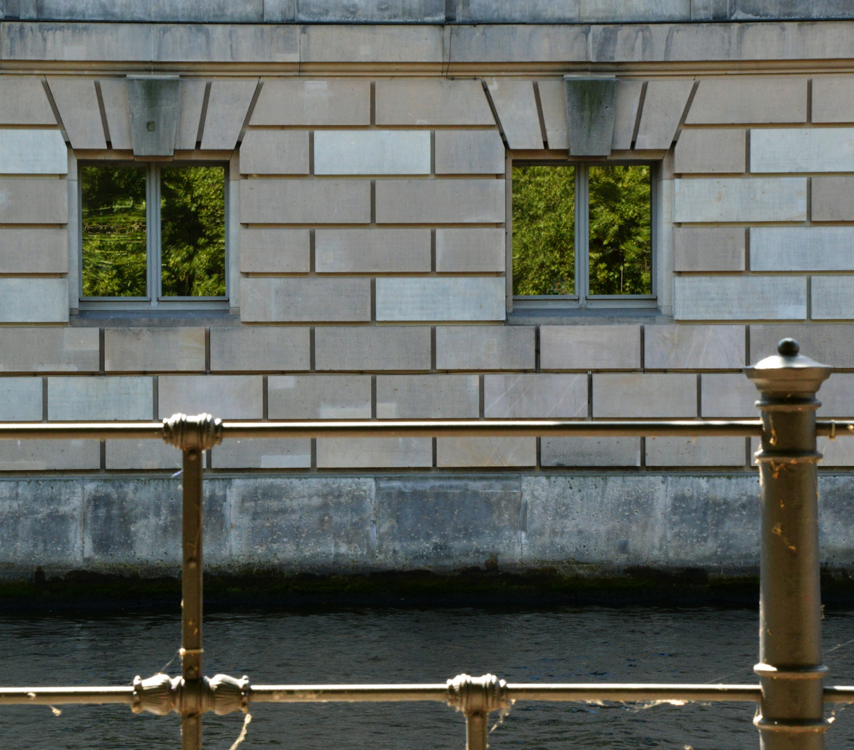 Fenster zum Park oder zur Spree, je nach Standpunkt.