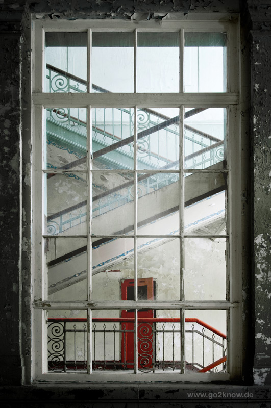 Fenster zur Treppe (Badehaus Beelitz Heilstätten)