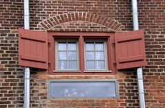 Fenster zwischen Regenrinnen