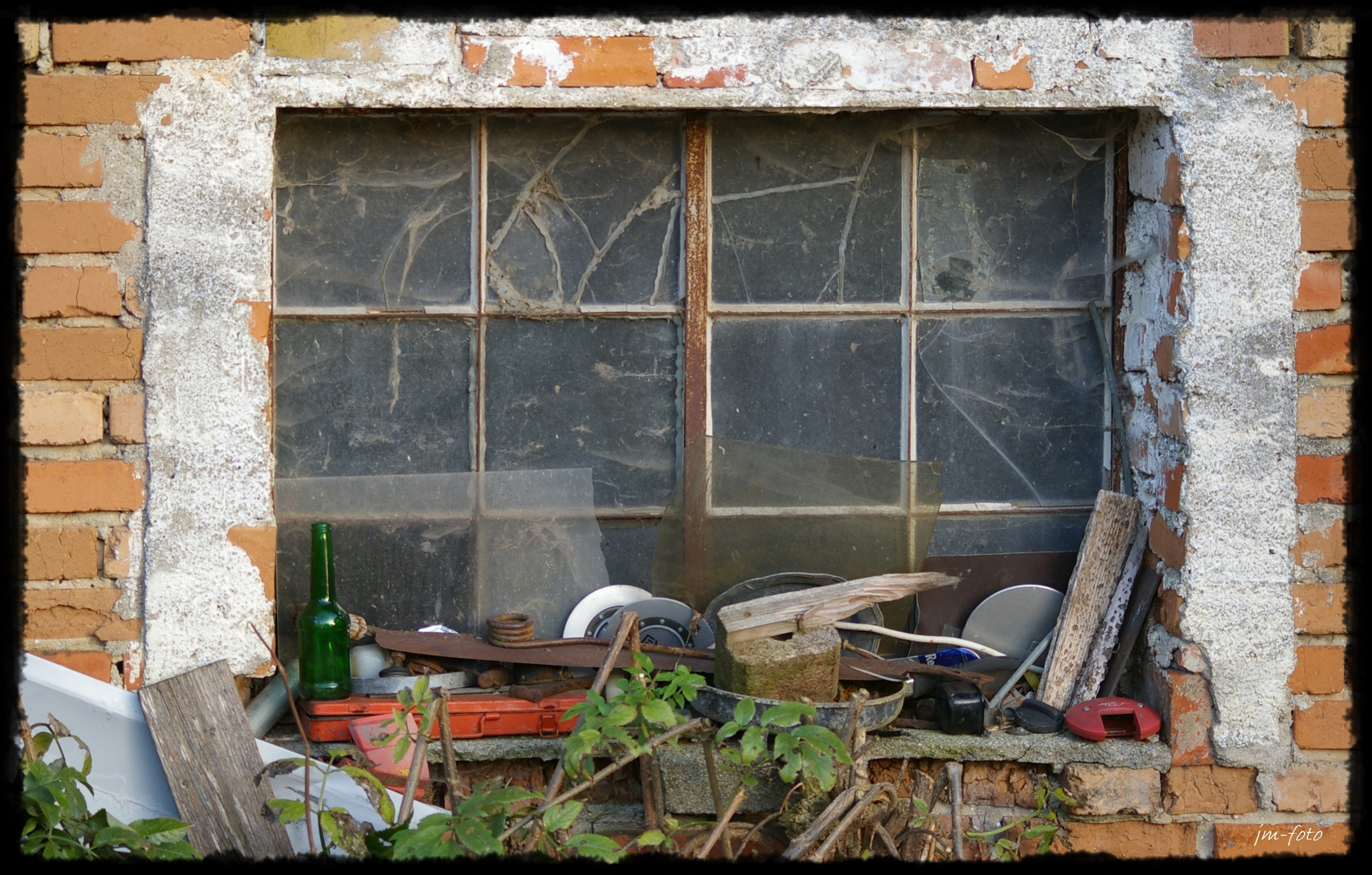 Fensterbank mit allerlei Sachen