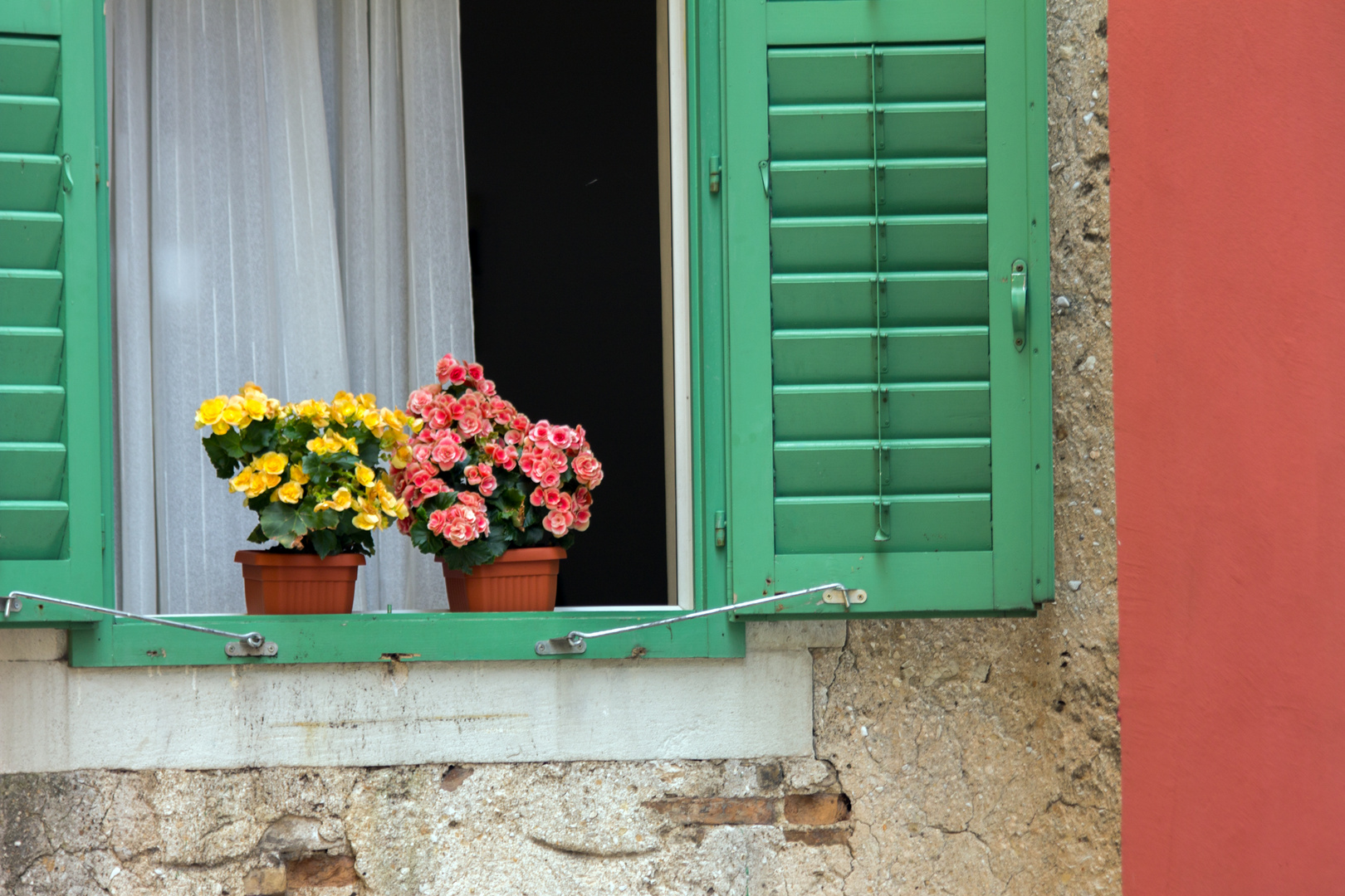 Fensterbank mit Blumen