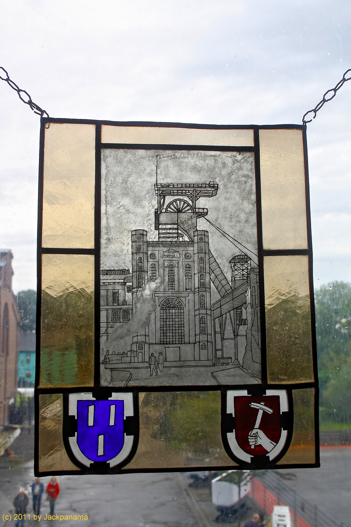 Fensterbild der ehem. Zeche Prosper II mit dem Malakoffturm