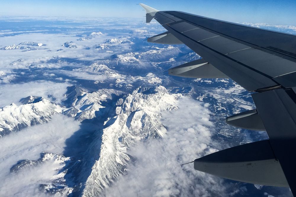 Fensterblick auf die Schneelandschaft