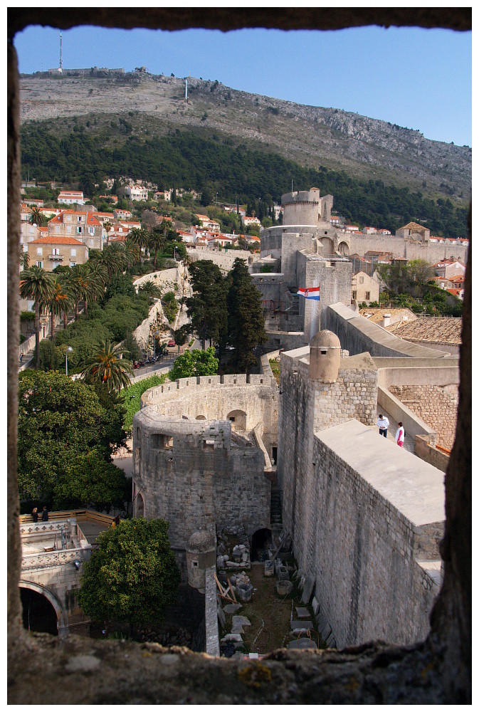 Fensterblick auf die Stadtmauer von Dubrovnik