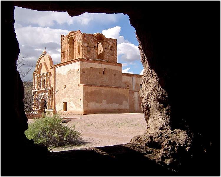 Fensterblick auf dieTumacacori Mission