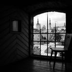 Fensterblick auf Tallin (s/w)