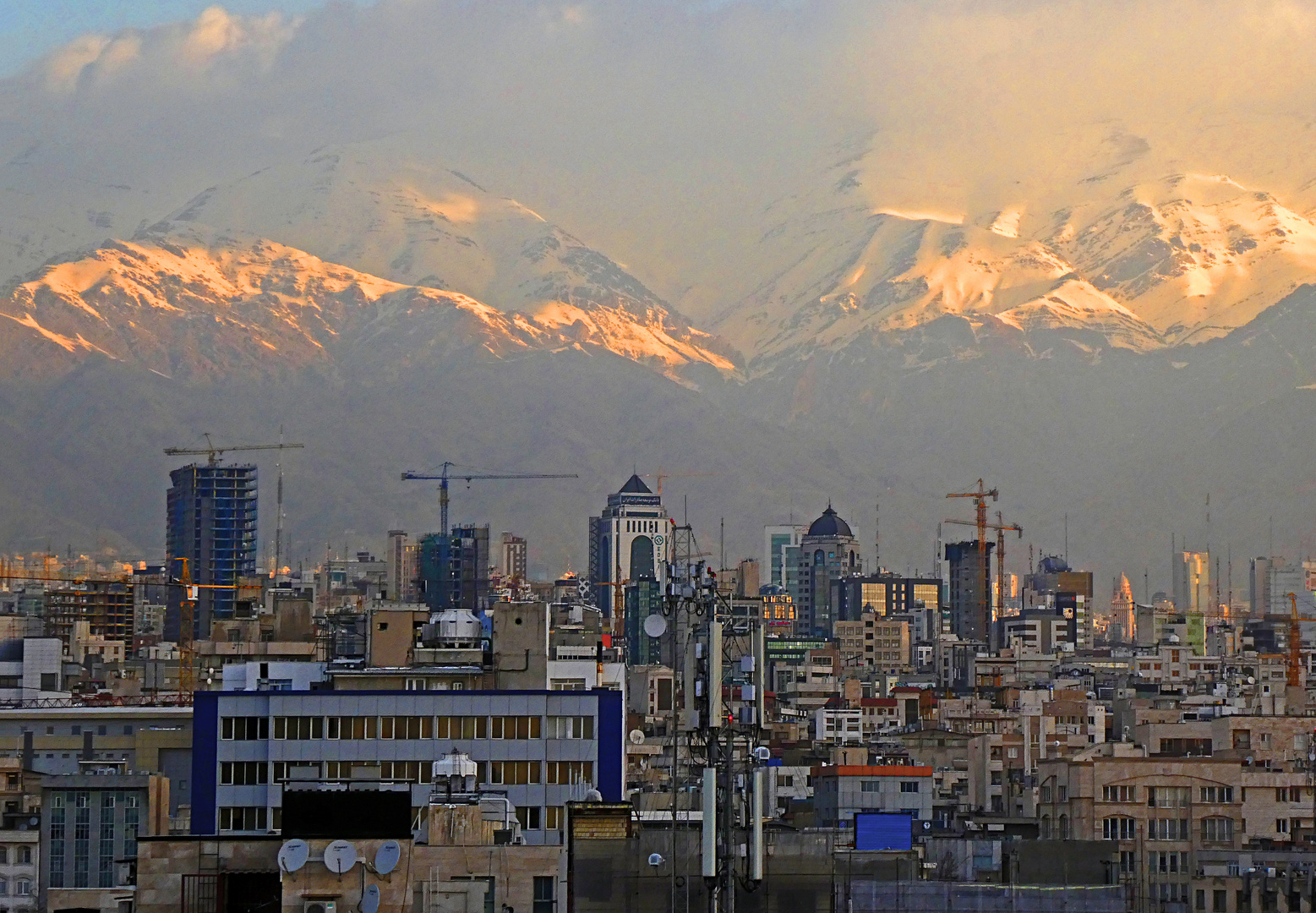 FENSTERBLICK IN TEHERAN MORGENS UM SIEBEN.....