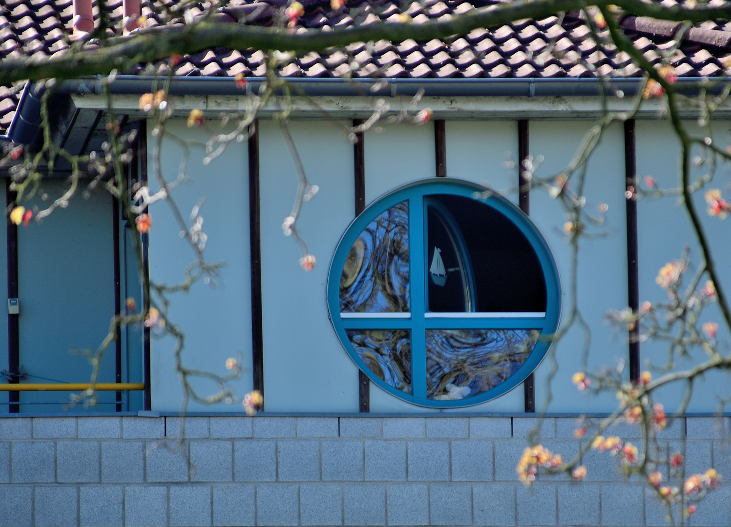 Fensterblick mit einem Segelschiff