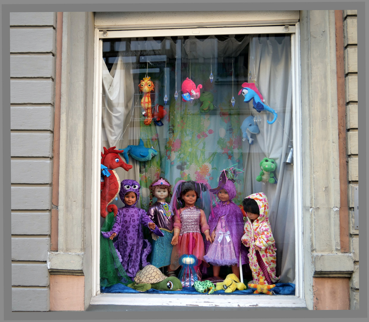 Fensterdekoration Foto & Bild dokumentation, unterwegs, puppen Bilder