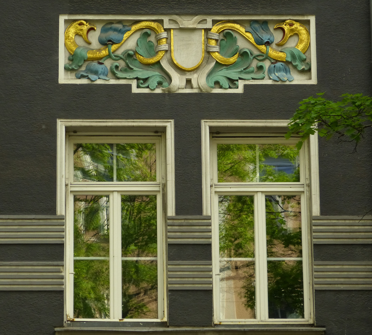 Fensterelement einer Jugendstilfassade in München (2)