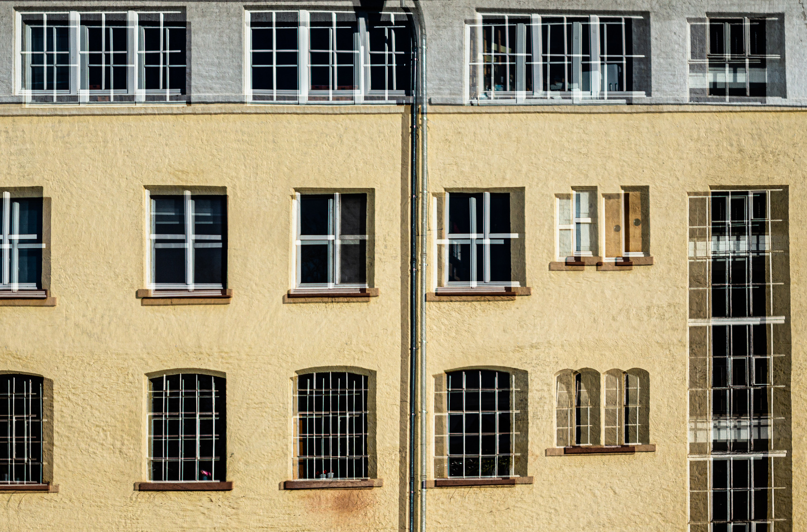 Fensterfront Majolika Karlsruhe in einem Fenster