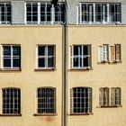 Fensterfront Majolika Karlsruhe in einem Fenster