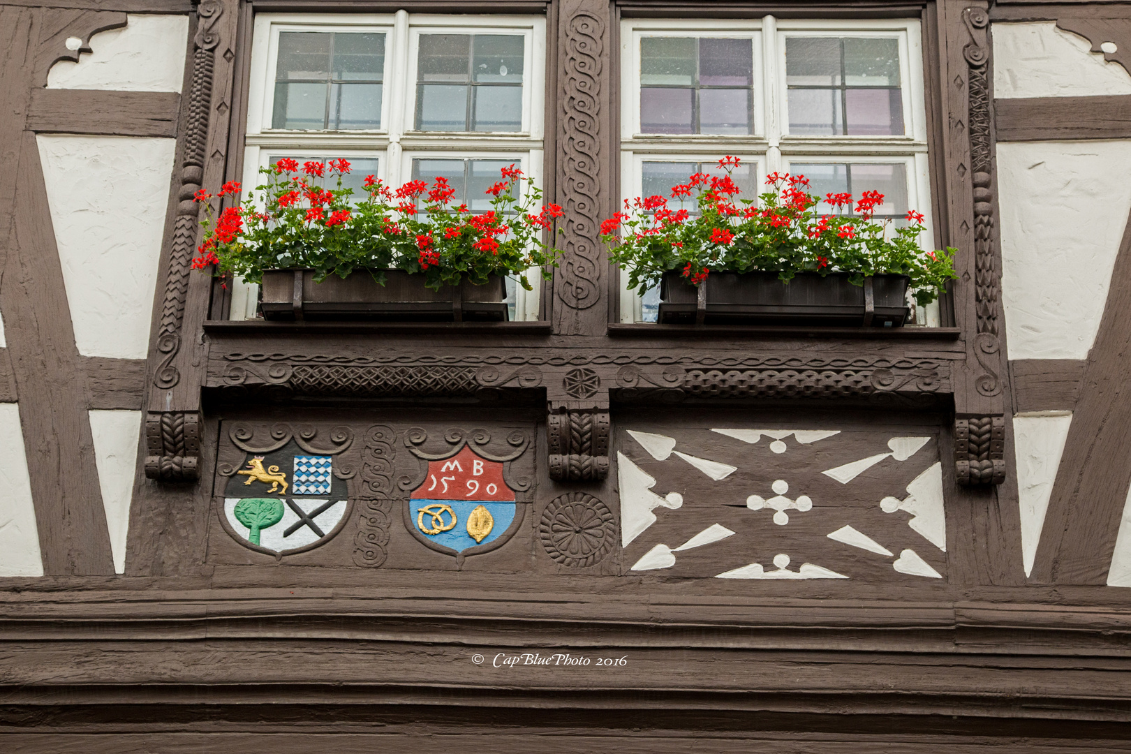 Fensterfront mit Wappen verziert in Dörrenbach