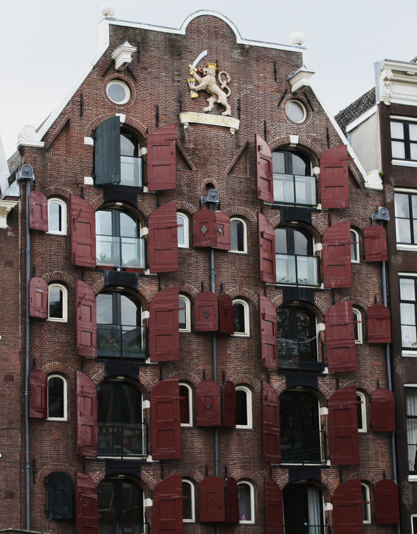 Fensterläden an Amsterdamer Haus