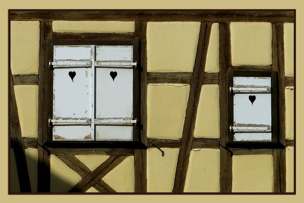 Fensterläden mit <em>Herz</em> Foto &amp; Bild architektur, fenster