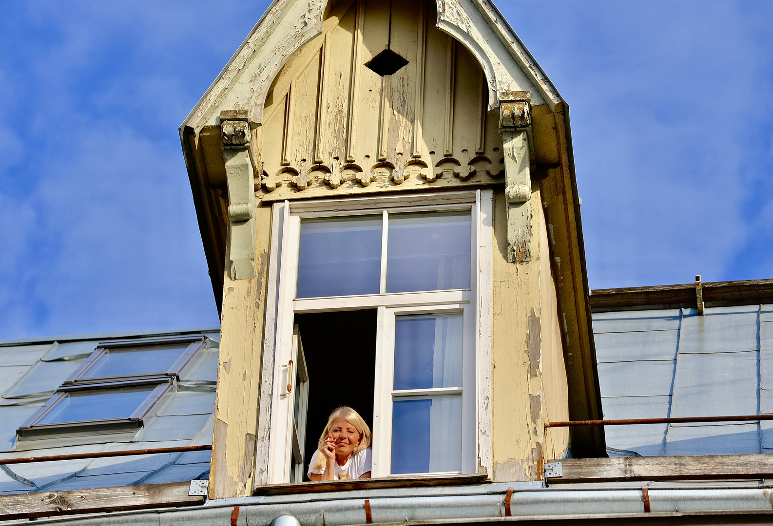 "Fensterplatz über den Dächern"