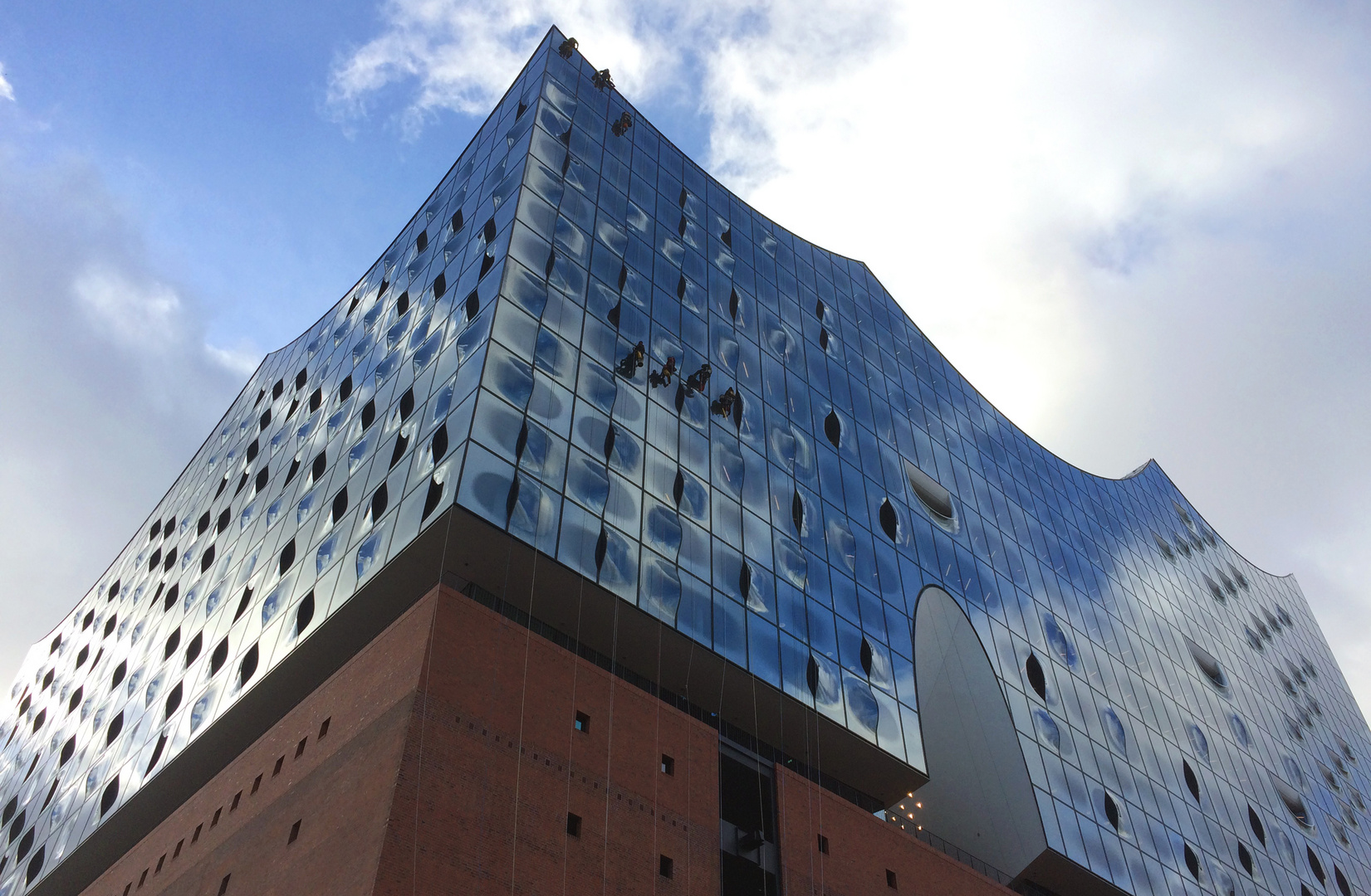 Fensterputzer-an-der-Elbphilharmonie