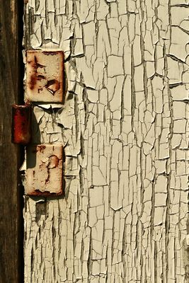 Fensterscharnier am alten Hühnerstall