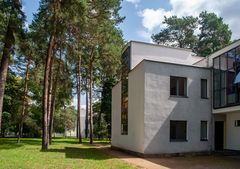 Fensterspiegel am Meisterhaus in Dessau