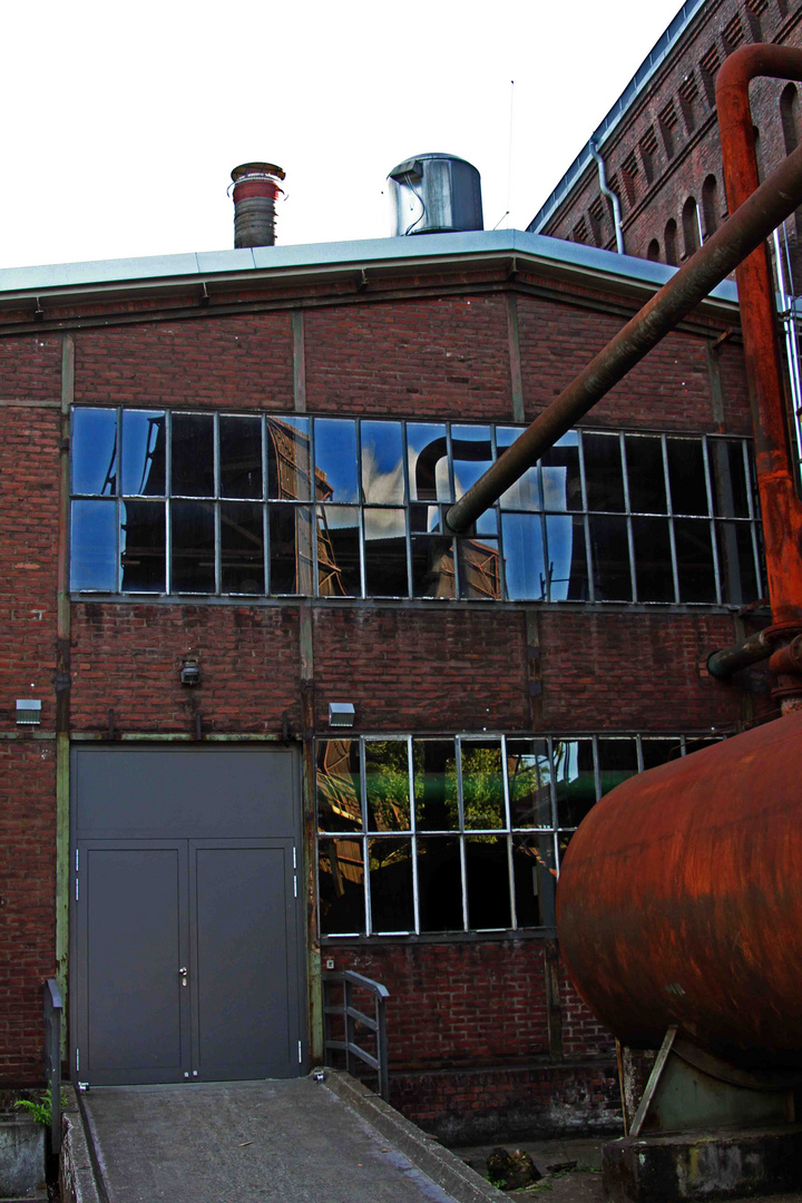 Fensterspiegelung amEisenhüttenwerk im Landschaftspark Duisburg