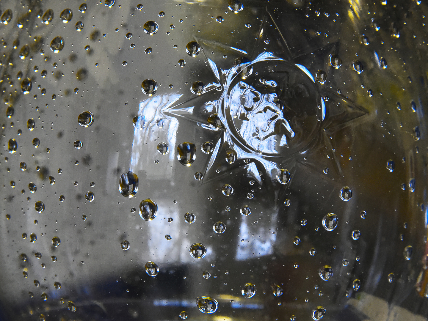 FensterSpiegelung auf einer KunststoffWasserFlasche