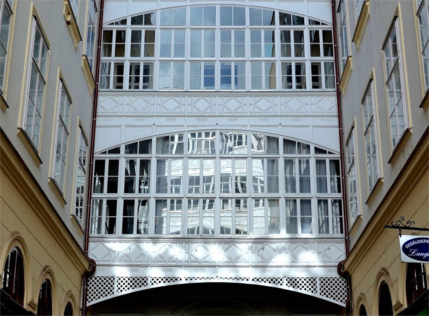 Fensterspiegelung in einer Passage