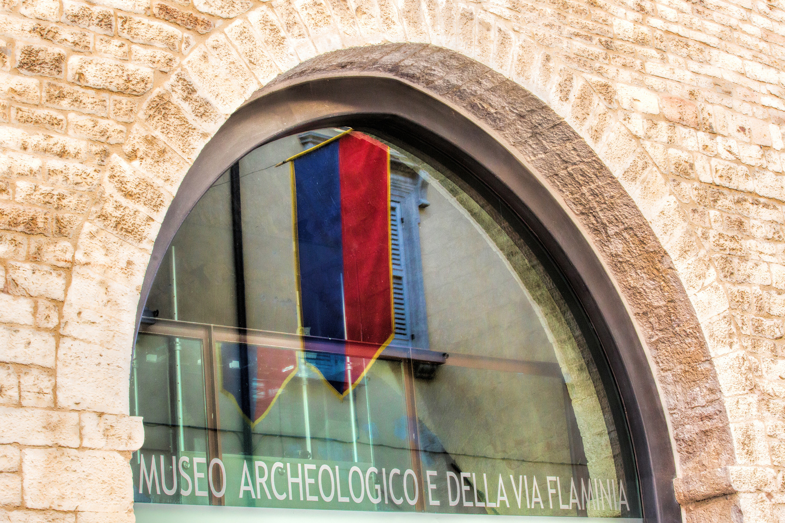 Fensterspiegelung Museum Cagli