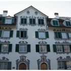 Fensterverzierungen an Wein- und Rosenstock