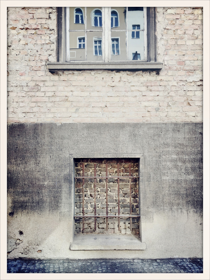 Fensterwerk mit Mauer