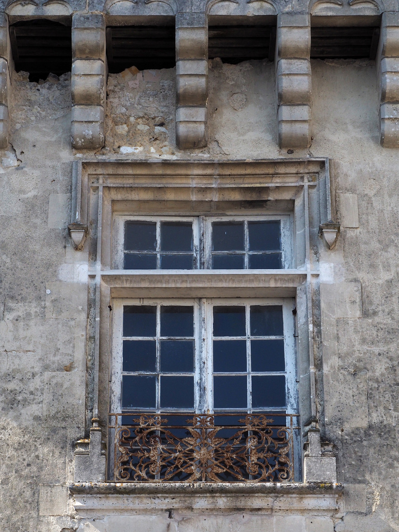 Fenêtre à meneaux au Château de Barbezieux