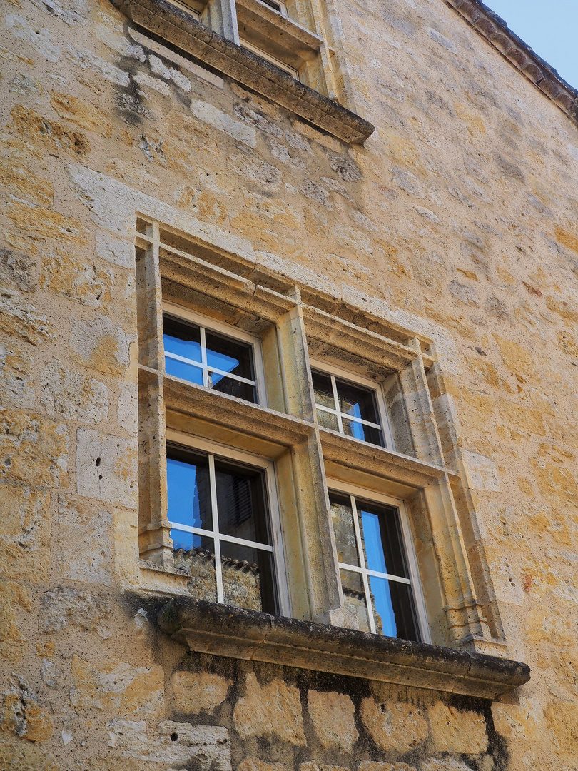 Fenêtre à meneaux et reflet de clocher