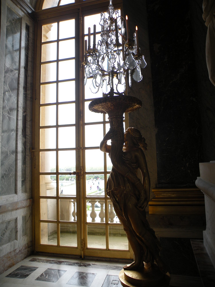 fenêtre et candelabre de la galerie de glaces du chateau de Versailles