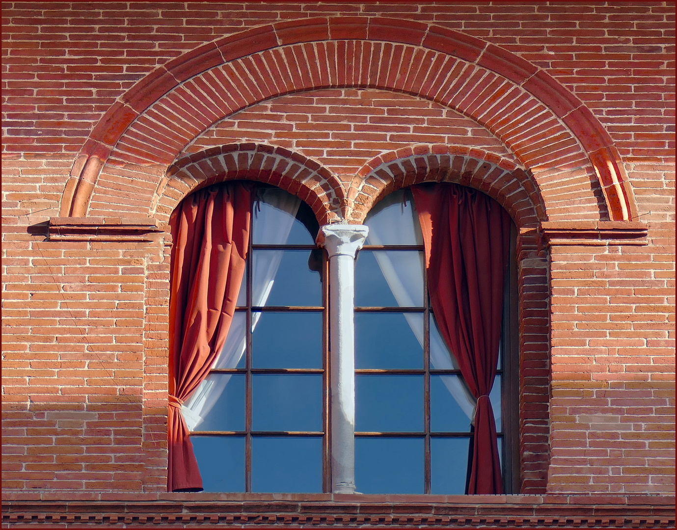  Fenêtre  geminée rouge brique .....