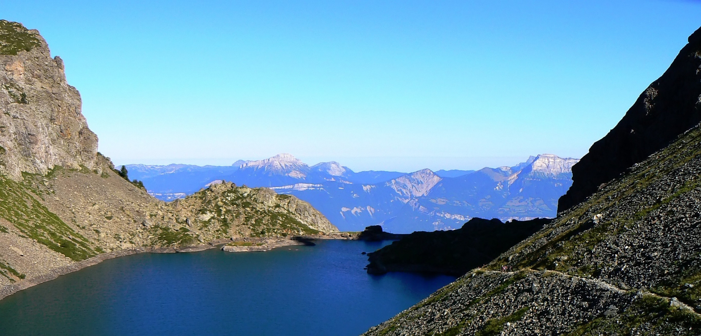 Fenêtre sur la Chartreuse depuis le lac du Crozet, en Belledonne