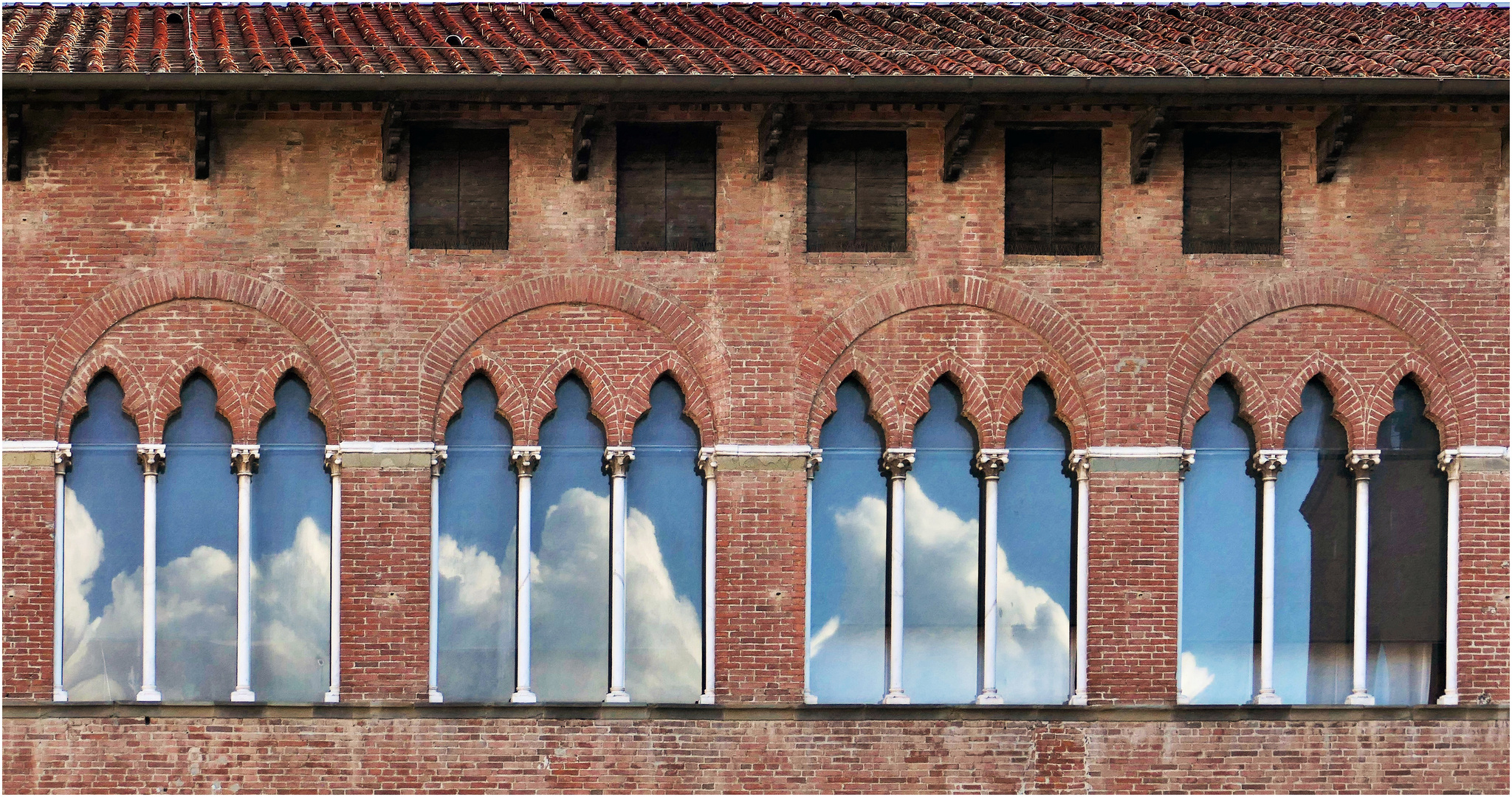 fenêtres d hier  et ciel d aujourd hui.....à Lucca