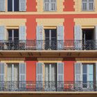 Fenêtres et balcons face à la mer