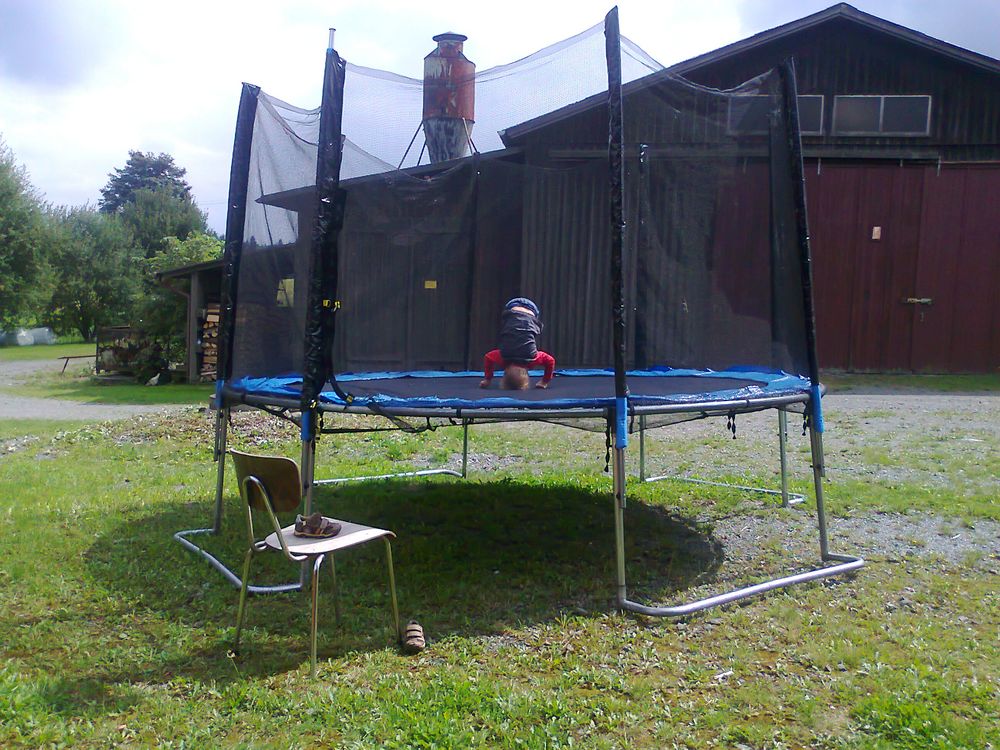 Feriengast beim Trampolin Training