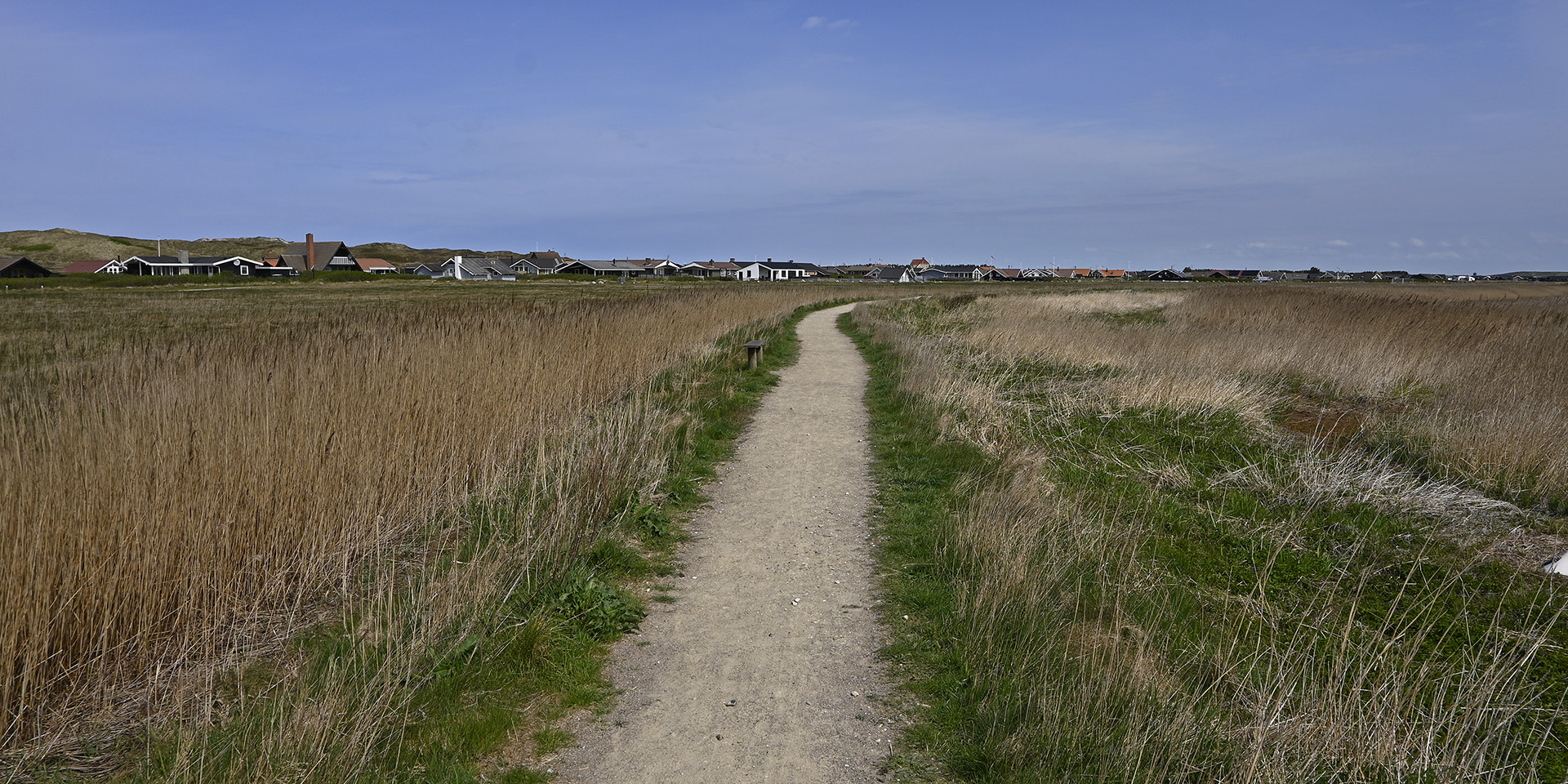 Ferienhaus-Siedlung und Rundweg um den Ferring-See (Midtjylland, DK)