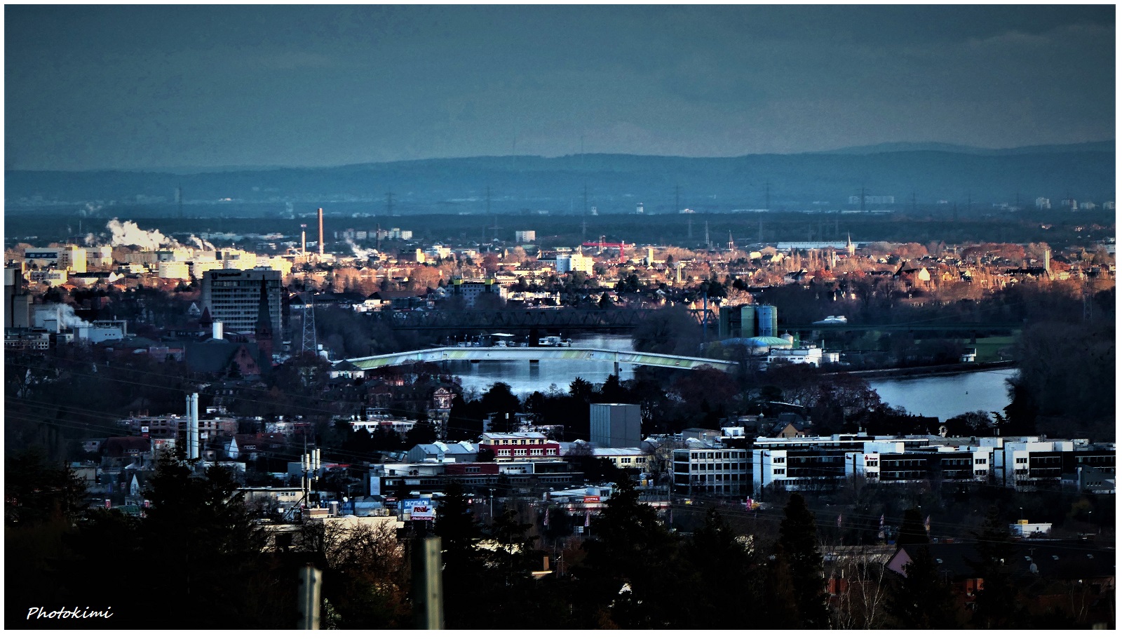 Fernblick über dem Industriegebiet am Rhein