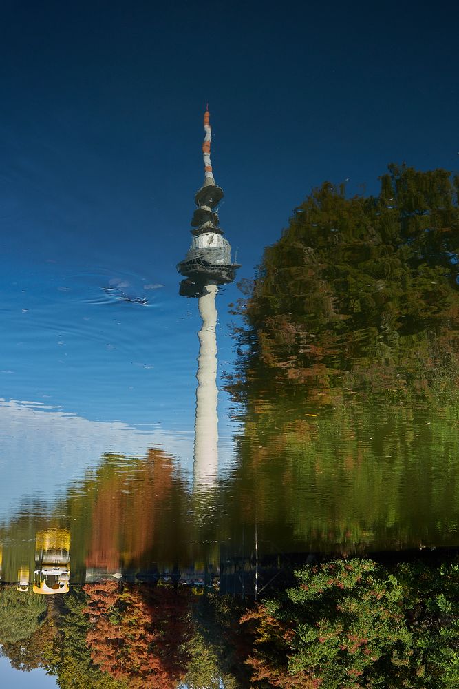 Fernmeldeturm im Herbst