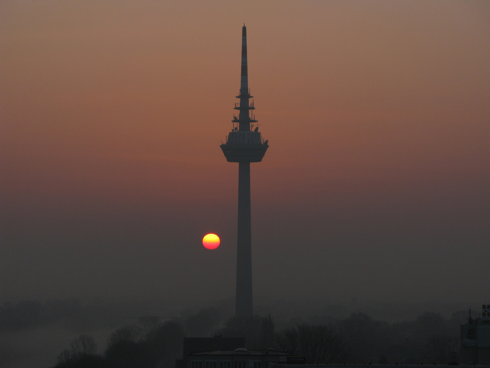 fernmeldeturm mannheim ,sonnenaufgang mit frühnebel