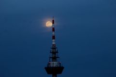 Fernmeldeturm mit nächtlichem Besuch