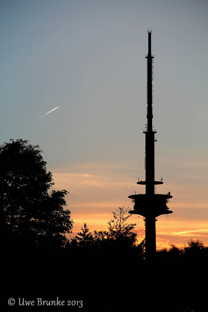 Fernmeldeturm Zierenberg II in der Abenddämmerung