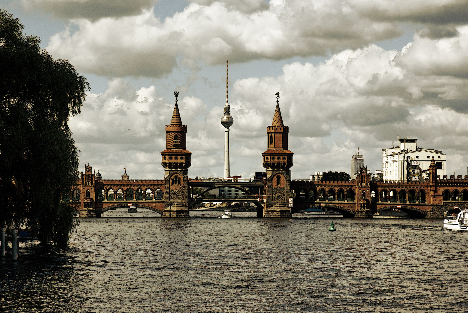 Fernseherturm in mitten der Oberbaumbrücke