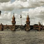 Fernseherturm in mitten der Oberbaumbrücke