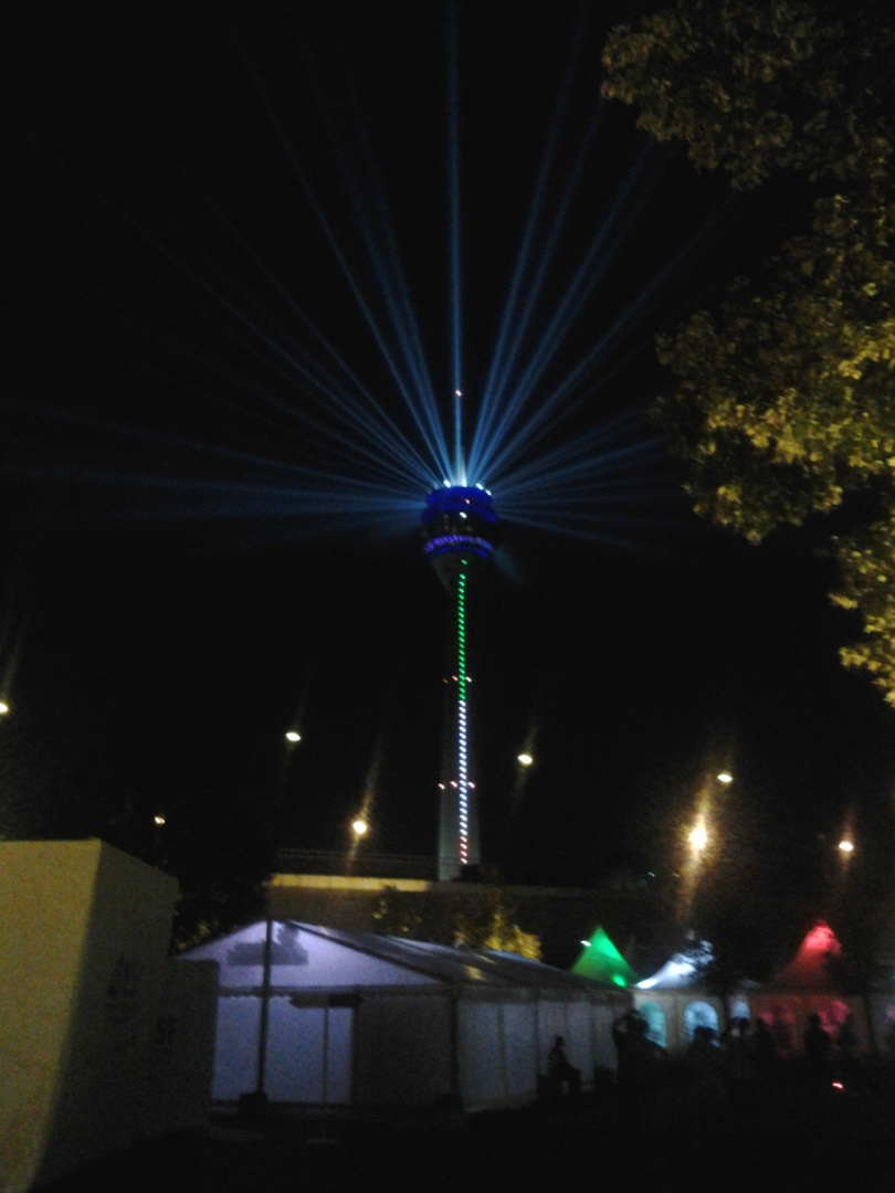 Fernseheturm Düsseldorf im besonderen Licht