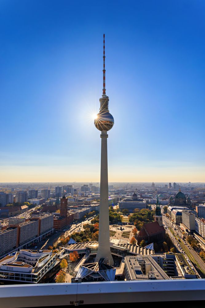 Fernsehturm am Alex an einem schönen Oktobertag