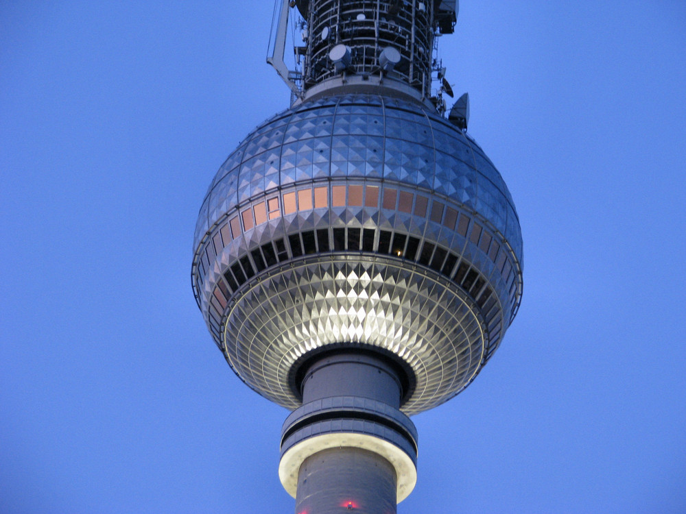 Fernsehturm am Alex kurz nach Sonnenuntergang